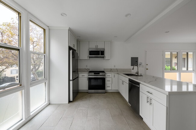 Photo - 337 Rexford Dr Unit 5