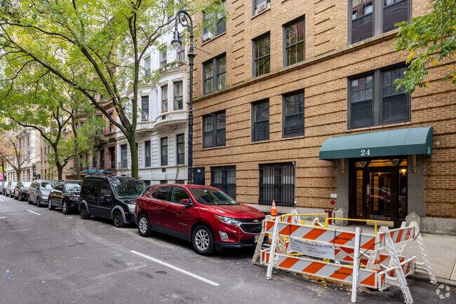 Photo - 24 W 69th St