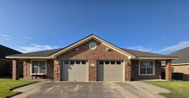 Building Photo - Coming Soon – 3 Bedroom Duplex Near Clear ... Rental