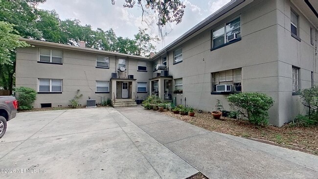 Photo - 1464 Holmesdale Rd