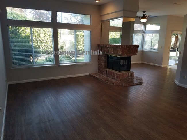 Photo - 105 Kilcairn Ct