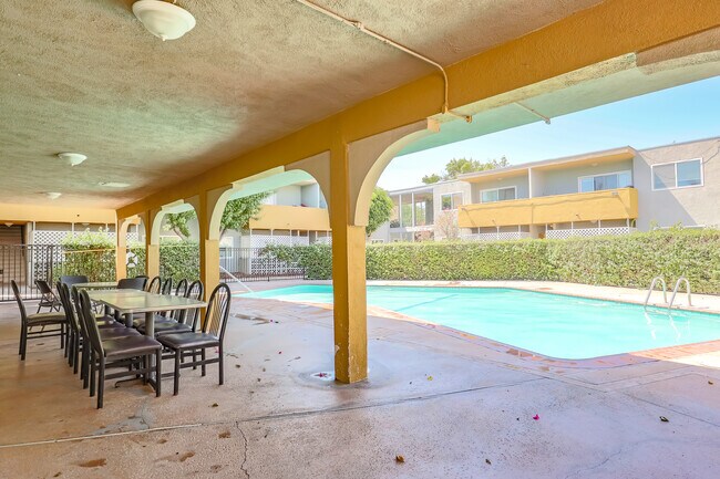 Reseda Continental Apartments