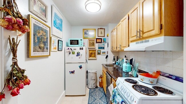 *Pictures are representative samples of the advertised unit. In some cases, the actual units you tou - 398 Beacon St Apartamentos Unidad 3R