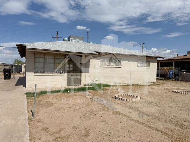 Building Photo - 7007 S 8th St