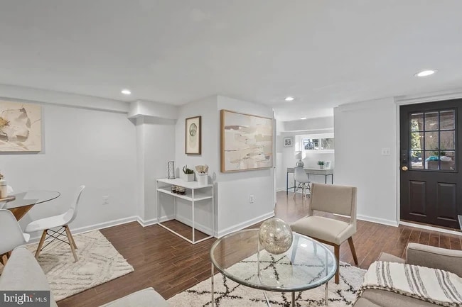 Photo - 739 Fairmont St NW Unidad B