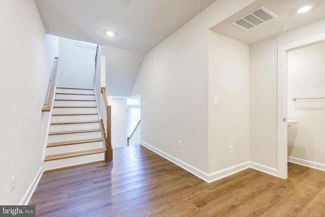 Building Photo - 200 Hickory Holw Ct