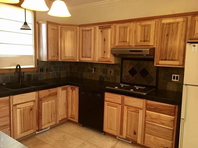 Photo - 718 E Broadway St