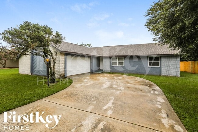 Building Photo - 2045 Houndslake Dr