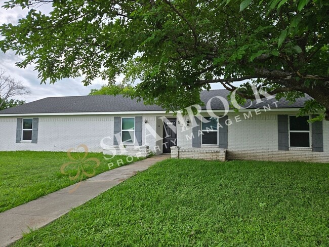 Building Photo - 4/2 Hewitt Home