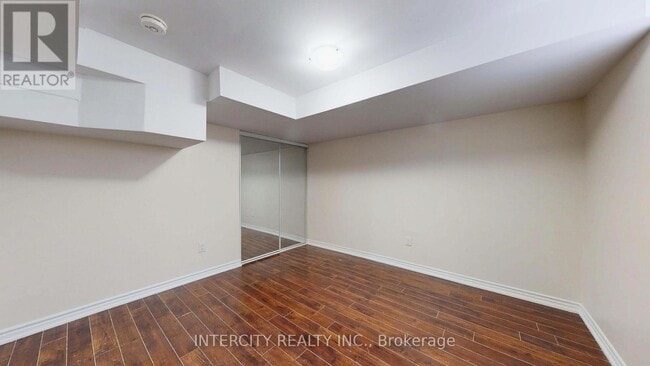 Photo - 392 Derrydale Dr