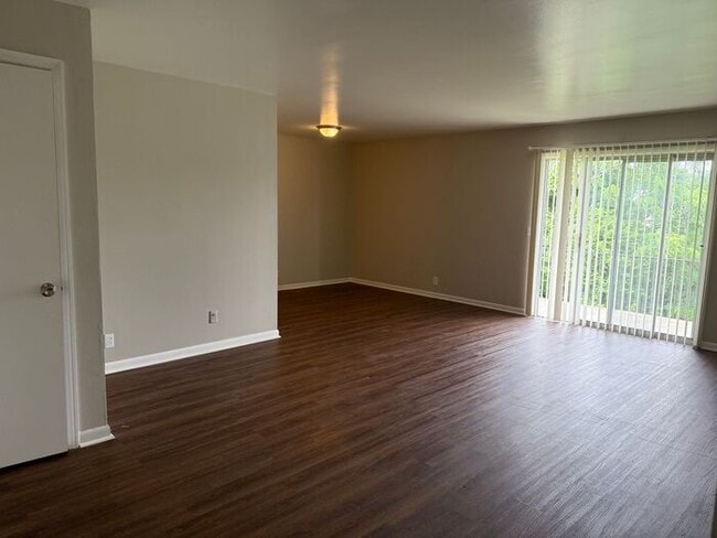 Building Photo - 2 Bedroom Unit was recently renovated. Live walking distance from the downtown square or steps f...