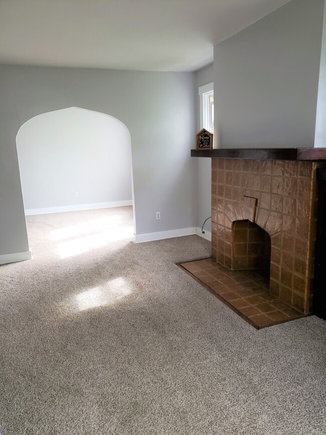 La gran sala de estar ofrece una chimenea cosmética con repisa de madera maciza. - 201 Richbarn Rd