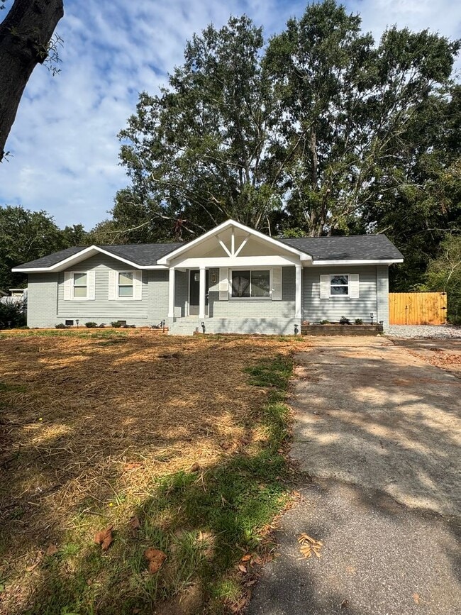 Building Photo - 4 Bedroom with fenced in yard in Fountain ... Rental