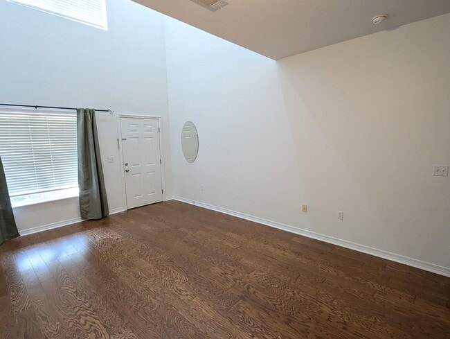 Photo - 1537 Bentley Cir