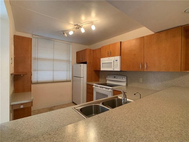 Photo - 1721 Whitehall Dr Unit 102