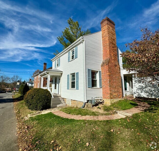 Building Photo - Historic Downtown Blacksburg Home