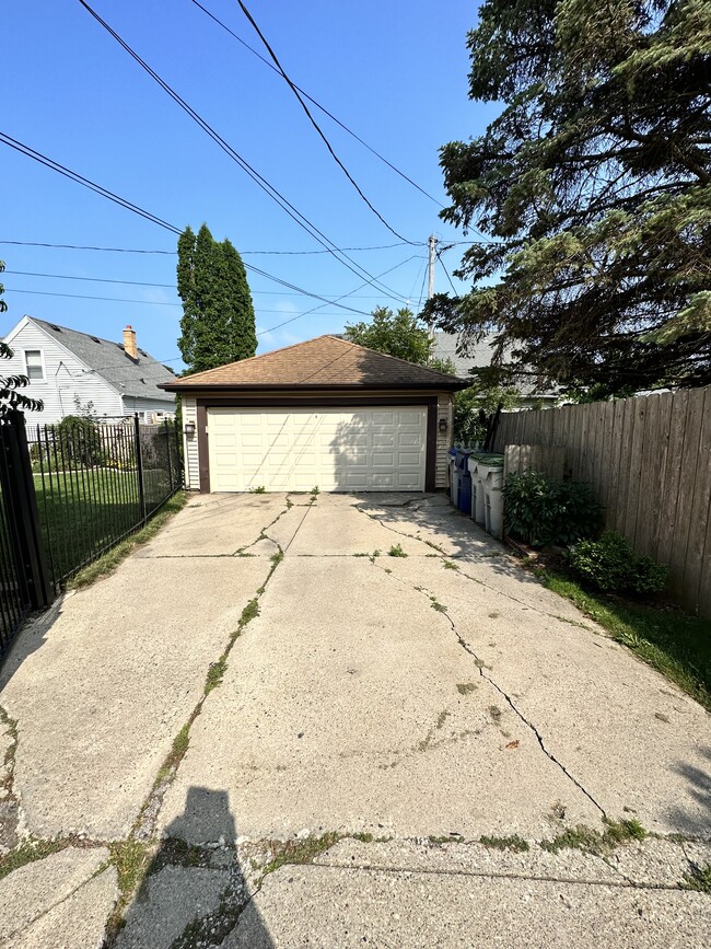 Garage - 3508 S Pine Ave