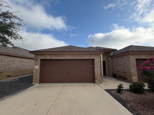 Building Photo - Luxury 3/2 Duplex in Seguin, Texas