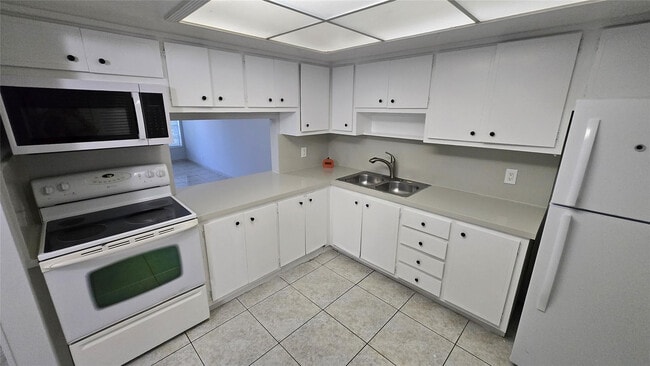 Building Photo - 16800 NE 15th Ave Unit 209