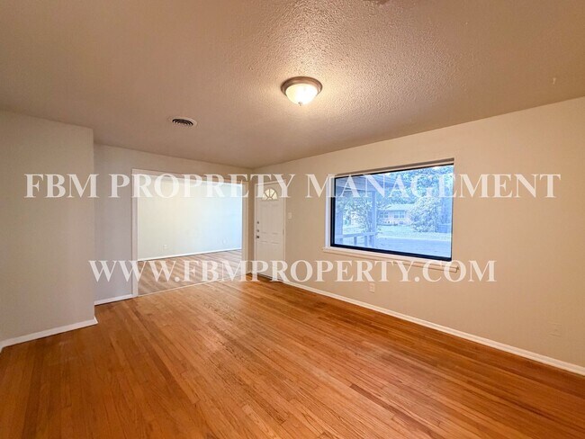 Photo - 118 Brazos St