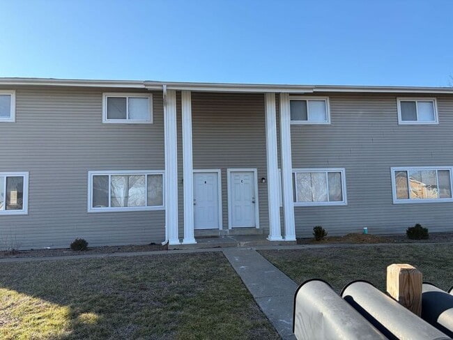 Building Photo - 1511 Sylvan Ln