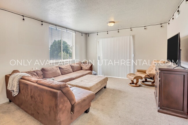 Building Photo - 838 E 700 N