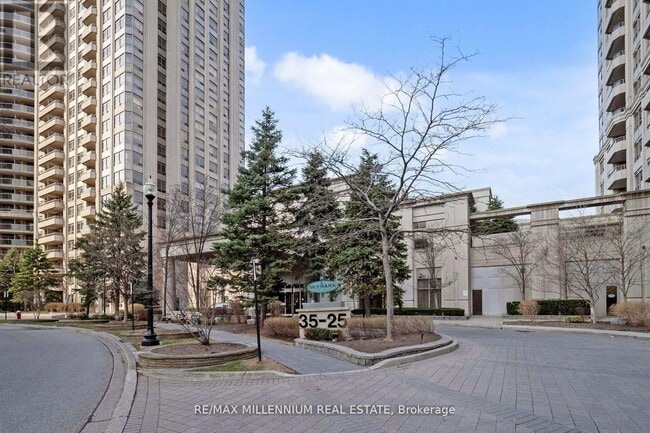 Photo - 25 Kingsbridge Garden Cir Unité 423