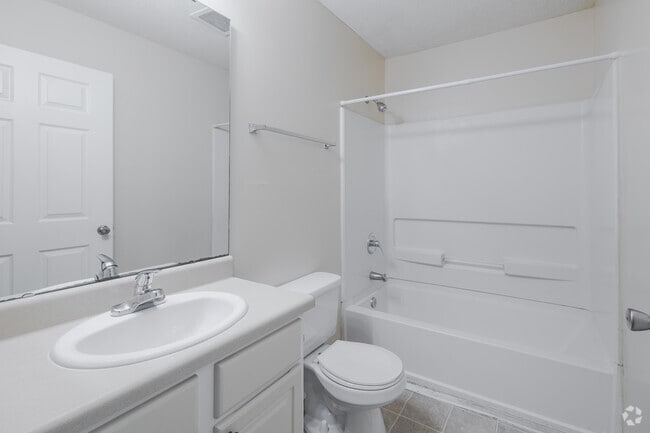 2BR, 2BA - 926SF - Secondary Bathroom