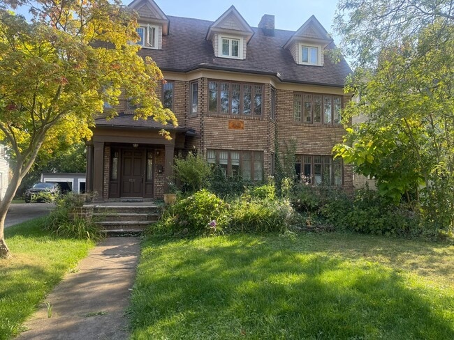 Building Photo - 3232 Clarendon Rd
