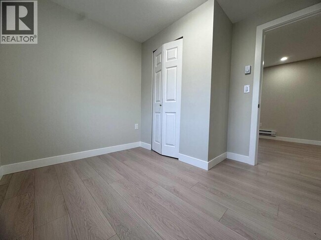 Photo - 6869 Gladstone St