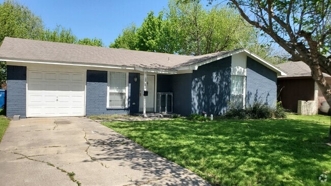 Building Photo - Spacious, Upgraded Home in Blue Mound