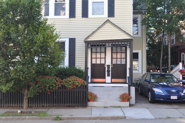 Building Photo - 10 Roberts St Unit #1