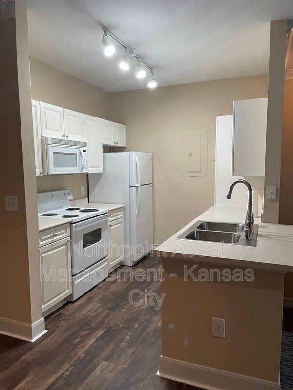 Photo - 11614 Tomahawk Creek Pkwy