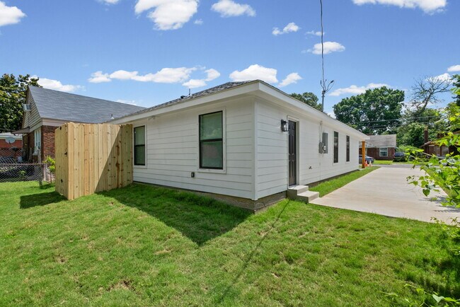 Photo - 721 Eva St