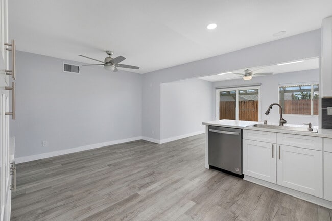 Photo - 9994 Parkdale Ave