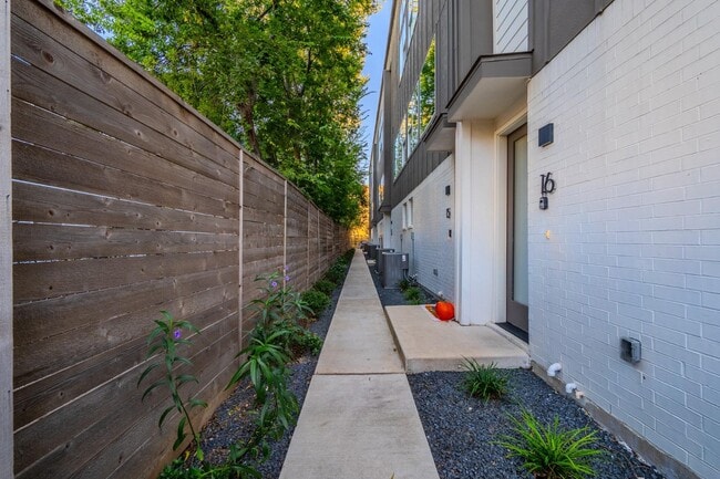 Photo - Stunning Modern Townhomes Newer Construction :: Henderson & Greenville Ave area Unidad 13