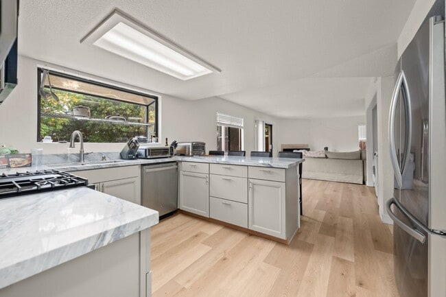 Building Photo - Spacious lot with no back house!