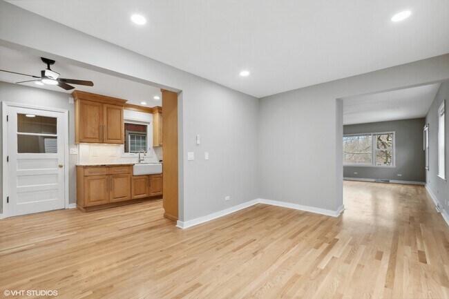 2490 Green Bay Rd