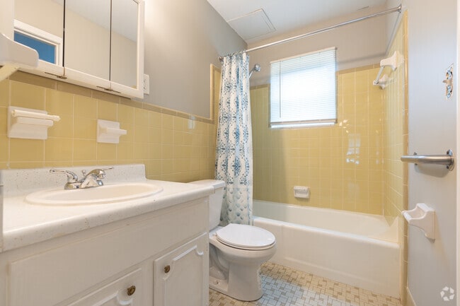 1BR, 1BA - 700SF - Primary Bathroom