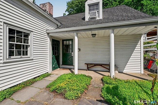 Photo - 723 Riverbank Rd