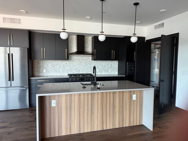Building Photo - 315 N Tracy Ave Unit 306 Rental
