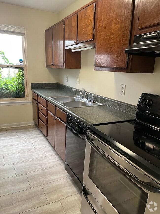 Building Photo - Coming Soon | 2 Bed, 1.5 Bath Charming Tow... Rental