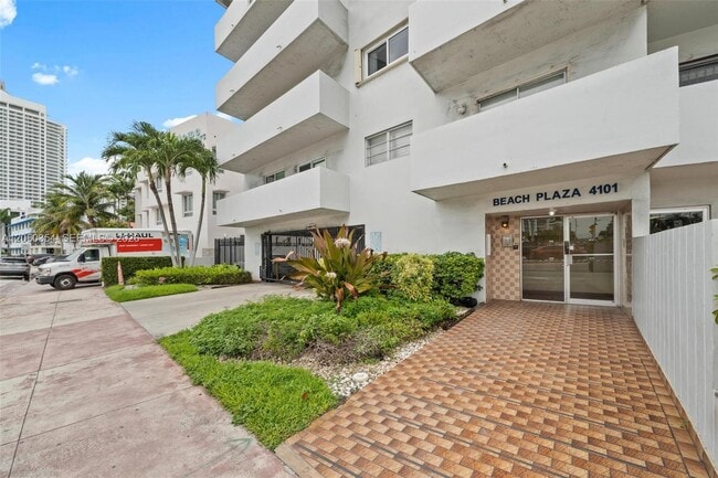 Building Photo - 4101 Indian Creek Dr Unit 507