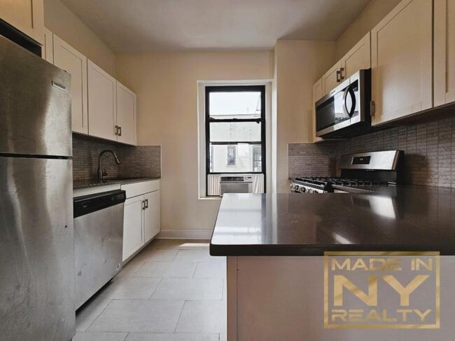 Building Photo - 1 bedroom in ASTORIA NY 11103 Unit 2F Rental