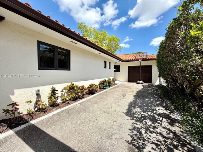 Photo - 815 Valencia Ave