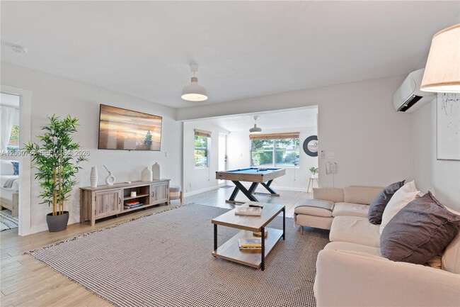 Building Photo - 300 SW 23rd St Unit 2