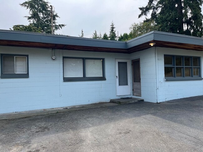 Building Photo - 16202 Larch Way Unit 16210