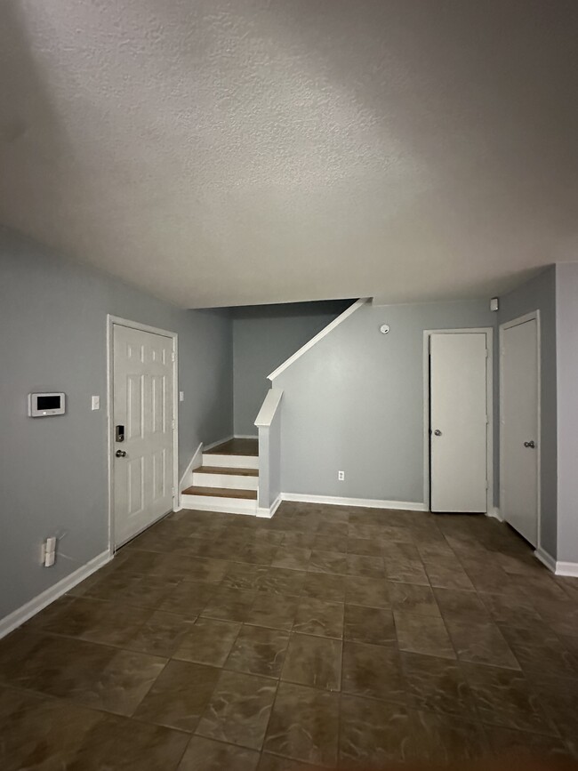 Photo - 6118 Elton Knolls St