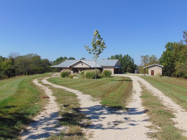 Photo - Majestic 3 Bed Mid MO Ranch!