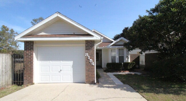 Building Photo - NE Pensacola 2BR/2BA with Ensuite, Dining ...